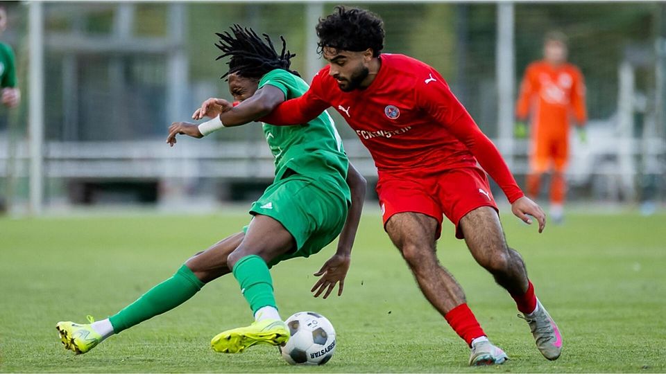 A/O-Stürmer Enes Badur (rechts) erzielt gegen den Tabellenletzten das Tor zum 2:2 kurz vor dem Abpfiff. Foto: Struwe (Archiv)