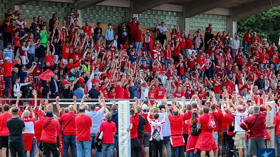 Die Kickers Offenbach feiern den Triumph im Länderpokal Hessen. 