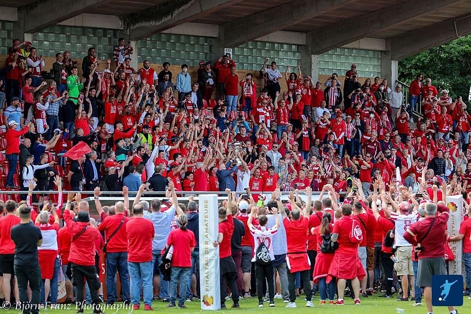 Die Kickers Offenbach feiern den Triumph im Länderpokal Hessen. 
