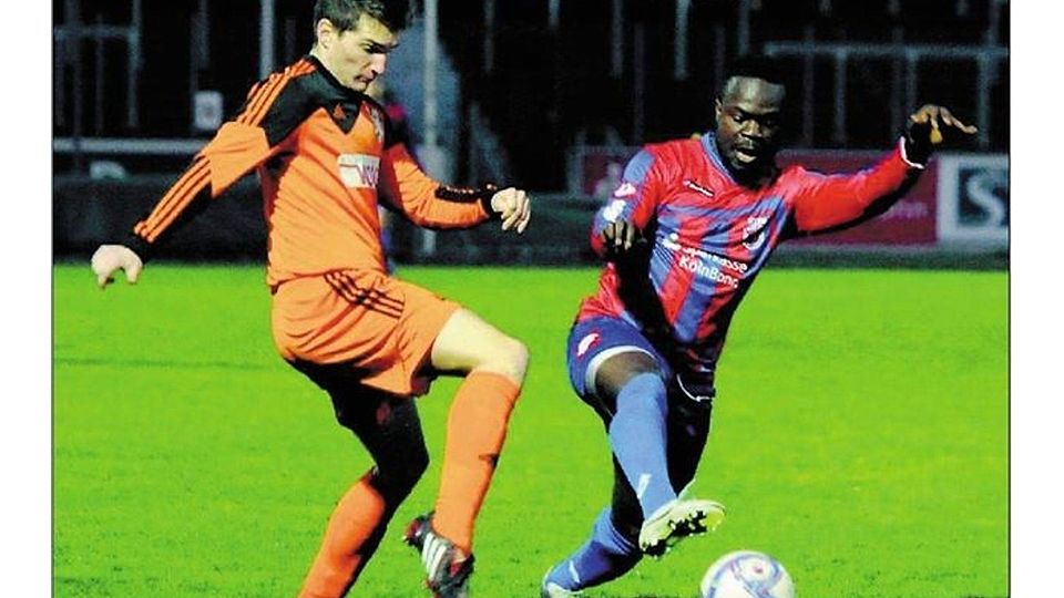 Von den BSC-Fans gefeiert: Rückkehrer Gordon Addai (rechts), hier im Zweikampf mit seinem Mertener Gegenspieler Benedikt Zaun. Foto: Horst Müller