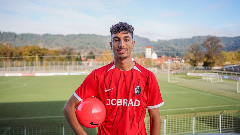 Im Juni schoss er noch die TuS Hornau in die Hessenliga, dann ging er in der Hinrunde für den FC Gießen in der Regionalliga auf Torejagd. Nun geht mit dem Wechsel zum SC Freiburg der rasante Aufstieg für Krish Raweri weiter. 