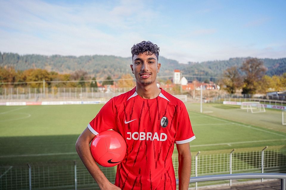 Im Juni schoss er noch die TuS Hornau in die Hessenliga, dann ging er in der Hinrunde für den FC Gießen in der Regionalliga auf Torejagd. Nun geht mit dem Wechsel zum SC Freiburg der rasante Aufstieg für Krish Raweri weiter. 