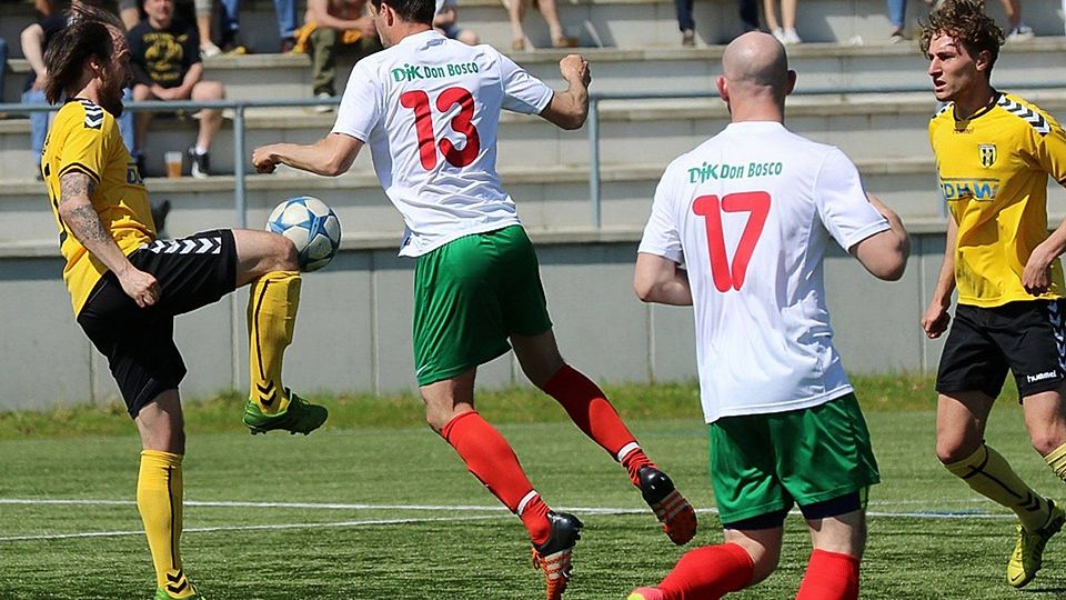 Ein letztes Mal wird Christoph Kaiser (Nr. 13) dem Ball hinterherjagen. F: Wiedel