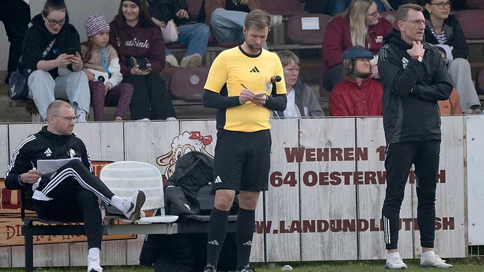 Schafft das Team vom Trainergespann Markus Wichmann (Heider SV) und Leif Hahn (li.) in Satrup den Turnaround. In der Mitte Malte Gerhardt (Kieler MTV).