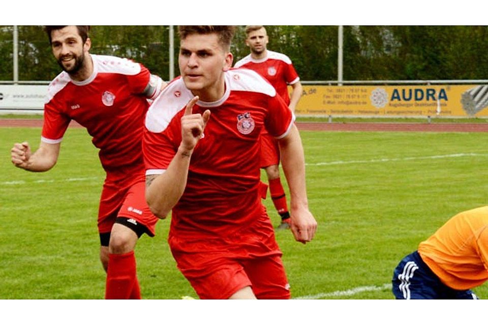 Noch steckt Valentin Huber (vorne) mit dem FC Königsbrunn im Bezirksliga-Abstiegskampf, kommende Saison will er dann für den FC Affing jubeln.   F.: Reinhold Radloff