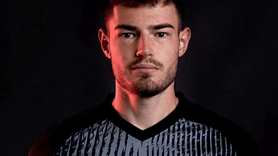 Merlin Schlosser bleibt beim FC Wegberg-Beeck.