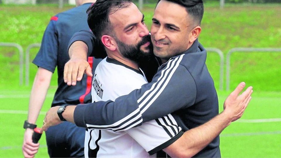 Emotionaler Abschied: Trainer Babak Keyhanfar (rechts) nimmt seinen Spieler und Co-Trainer Ertan Ekiz nach dessen Auswechslung noch einmal in den Arm.  Foto: hbz/Jörg Henkel