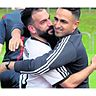 Emotionaler Abschied: Trainer Babak Keyhanfar (rechts) nimmt seinen Spieler und Co-Trainer Ertan Ekiz nach dessen Auswechslung noch einmal in den Arm.  Foto: hbz/Jörg Henkel