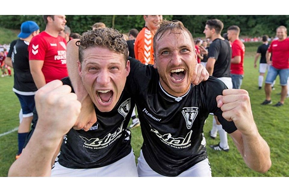 Und dieses war der dritte Streich: Die Dottinger feiern den Aufstieg in die Landesliga. | Foto: Patrick Seeger
