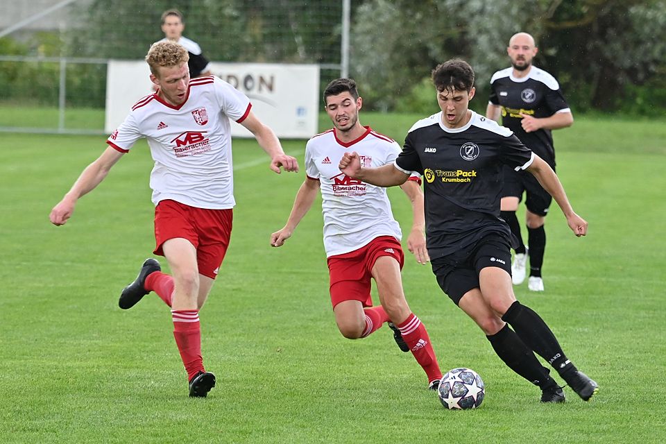 Gut geschlagen haben sich die Fußballer der SpVgg Krumbach (rechts Richard Born) im ersten Kreisliga-Spiel ihrer Vereinsgeschichte, Punkte gab es dafür nicht.