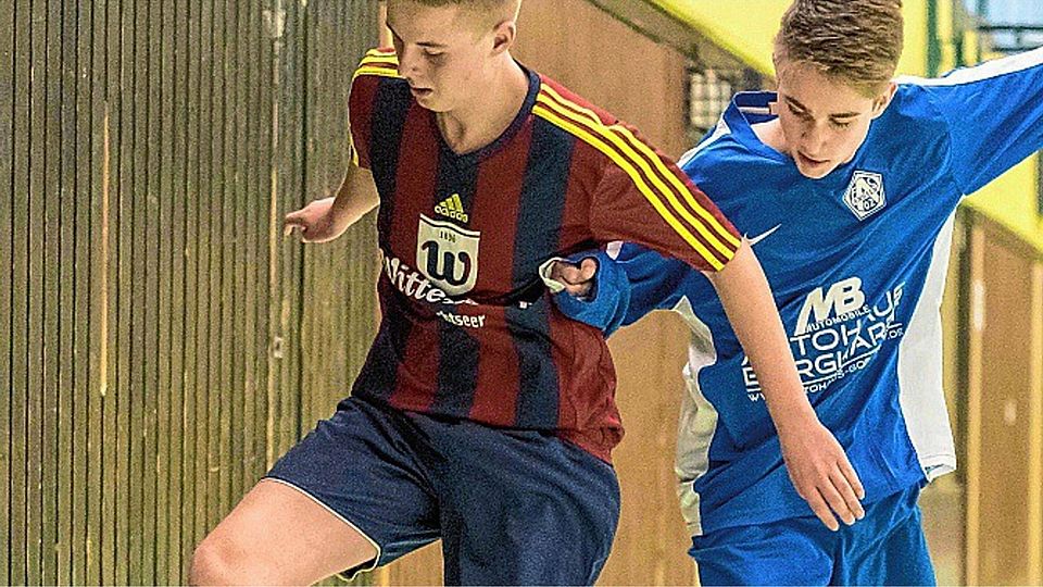 Kjell Schröder (SG HSW 08, links) setzt sich an der Außenbahn gegen Angelns Tobias Holländer durch. Foto: DVe