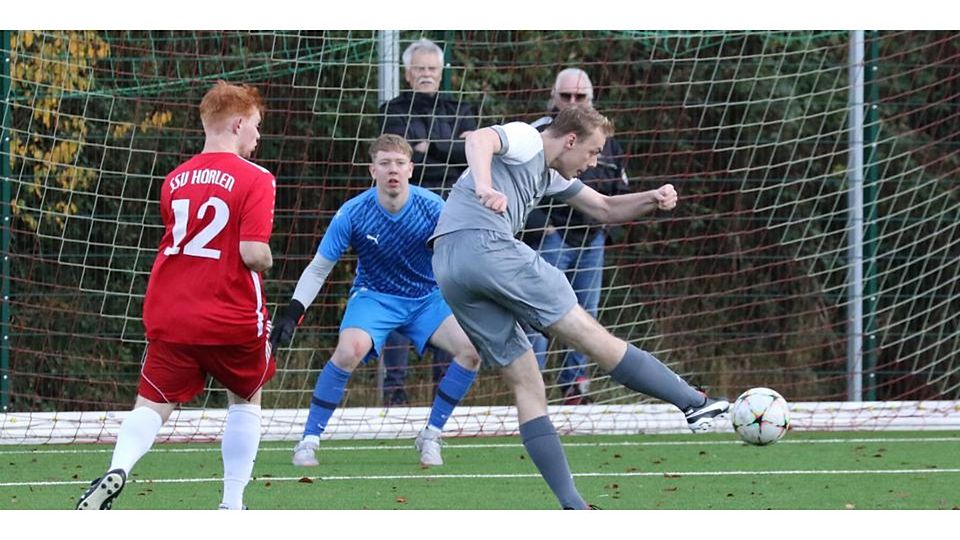 Maximilian Scheld von der SG Mornshausen/Erdhausen/Frohnhausen zieht ab und besorgt das 2:1. Hörlen/Lixfeld mit Keeper Tom Achenbach und Jannis Merli (Nr. 12) retten aber noch das 2:2. © Jens Schmidt