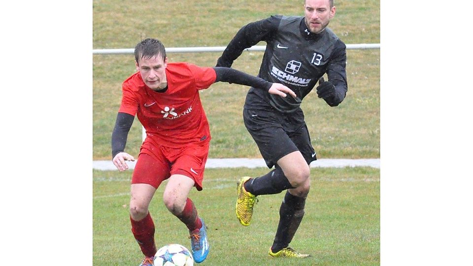 André Schell (rechts) verliert nicht nur dieses Laufduell, sondern auch mit der SG Maar/Heblos/Wallenrod das Heimspiel.