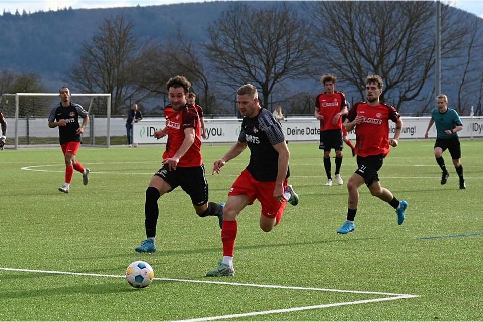 Trotz aller Power über die linke Seite und von Christian Hahn (schwarzes Trikot) musste die SG Hüffelsheim die zweite Saisonniederlage einstecken. Foto: Jochen Werner Trotz aller Power über die linke Seite und von Christian Hahn (schwarzes Trikot) musste die SG Hüffelsheim die zweite Saisonniederlage einstecken. Foto: Jochen Werner