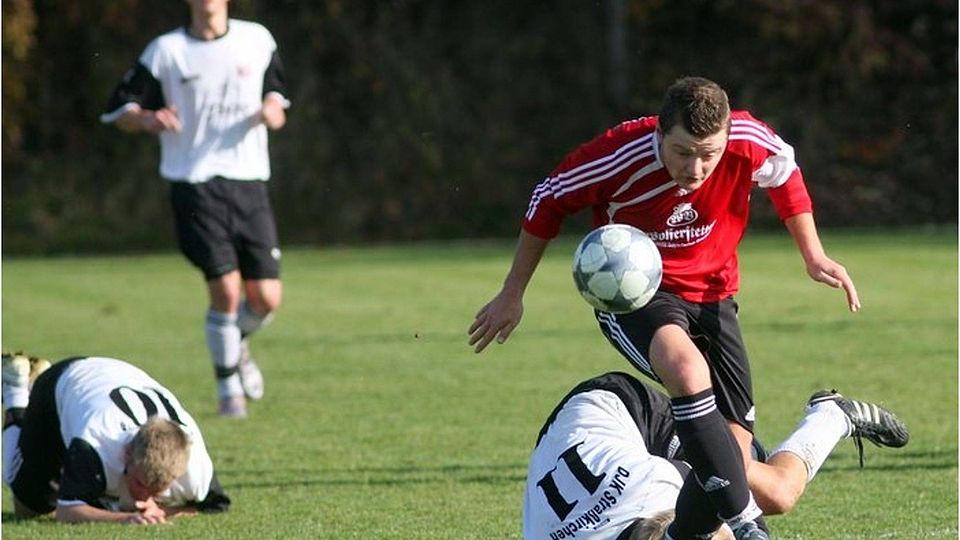 Mit aller Macht wollen die Akteure des FC Schalding (in Rot-Schwarz) wieder weiter nach Vorne         Foto : Bernhard Enzesberger