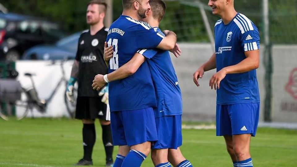 Beim 6:0-Sieg gegen Titelfavorit Sobernheim mussten die Spieler des TSV Bockenau (blau) wieder an die absolute Grenze gehen, feiert danach aber umso befreiter auf dem Jahrmarkt.	Foto: Sebastian Bohr