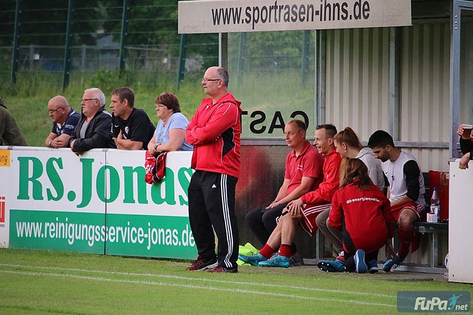 Ronny Thielemann (steht) ist nicht mehr Coach der Falkenthaler Füchse. Archiv-Foto: FSV Team