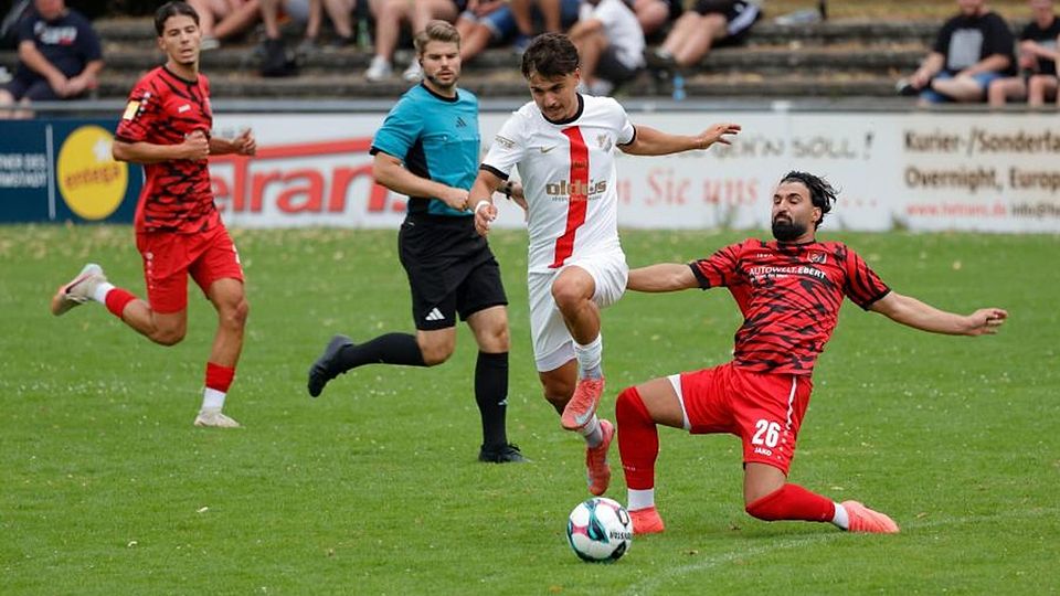 Überragend: Kani Yildirimoglu (Mitte, rechts Unter-Flockenbachs Akin Ulusoy) erzielte drei Treffer beim verdienten 5:2-Erfolg von RW Darmstadt in der ersten Runde des Fußball-Hessenpokals gegen den SV Unter-Flockenbach.	Foto: Peter Henrich