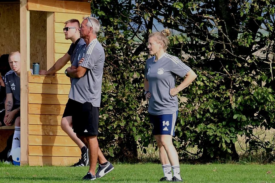 VSV-Trainerin Katrin Fritz führt ihr Team zusammen mit den Co-Trainern Hartmut Lischewski (Mitte) und Frank Dorenz (nicht im Bild) aus der Abstiegszone. 