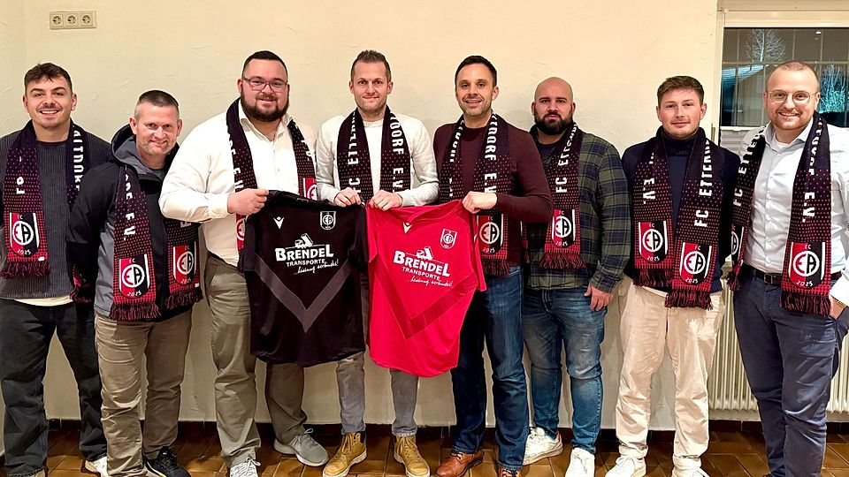 Von links nach rechts: Jonas Mösch (2. Vorstand), Pascal Schucker (Athletiktrainer), Jan-Luca Bachmann (Trainer 2. Mannschaft), Florian Ey (Trainer 1. Mannschaft), Torsten Griesbaum (Trainer 2. Mannschaft), Rosario Di Fazio (Trainer 3. Mannschaft), Jens Enderle (Sportliche Leitung), Matthias Nägele (1. Vorstand)