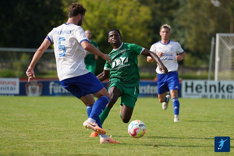 In einer kräfteraubenden Partie beim TV Köndringen konnte sich der FC Freiburg-St. Georgen (hier mit Christiaan Brandon Beau Sheku im grünen Trikot) mit 2:1 durchsetzen.