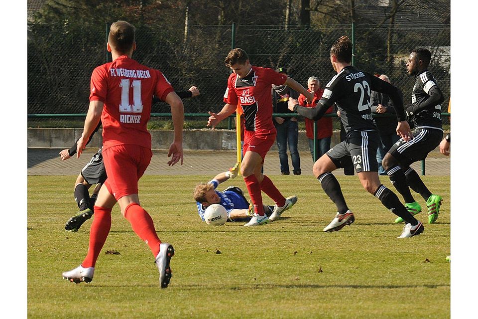 Den Torwart umkurvt, aber dann grätscht noch ein Verteidiger dazwischen: Wegberg-Beecks Enzo Wirtz (Mitte, rotes Trikot) vergibt. Foto: Günter Passage