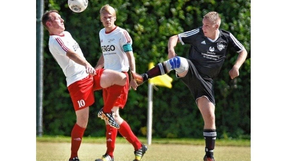 Heimschlappe: Robert Karpuschkat und  Christian Eisermann verloren mit dem PSV Rostock II zu Hause mit 0:4 gegen Union Sanitz (rechts Mario Lange, der das 1:0 erzielte). Georg Scharnweber