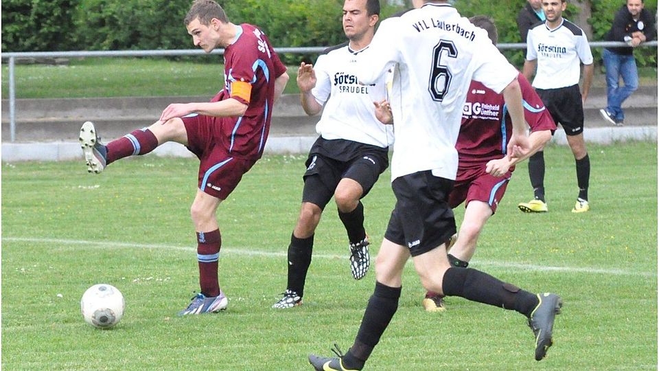 Lautertals Kapitän Simon Rink (links) verpasste beim Stand von 1:1 die große Chance, sein Team gegen den VfL Lauterbach vor der Pause mit 2:1 in Führung zu bringen.	 Foto: Zinn