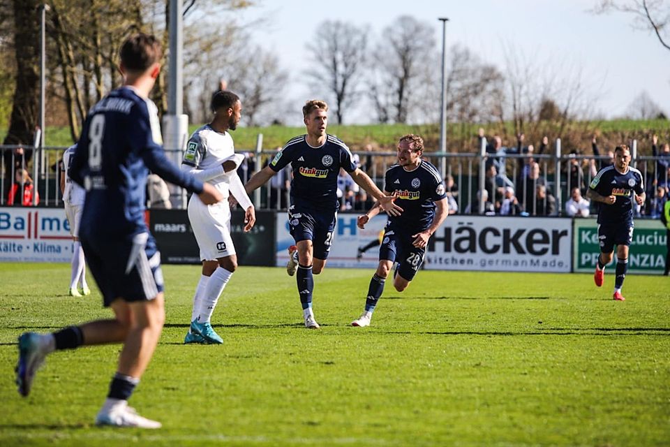 Thilo Töpken feiert seinen Treffer zum 1:0 für den MSV Duisburg.