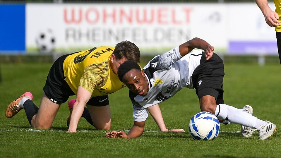 „Wenn du ihn anspielst, ist er schwer zu verteidigen“: Jerome Chikwaira (FSV Rheinfelden, rechts) im Zweikampf mit Andreas Fischbach (SC Wyhl) .