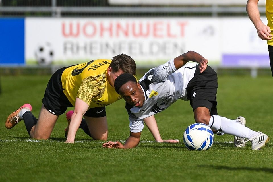 „Wenn du ihn anspielst, ist er schwer zu verteidigen“: Jerome Chikwaira (FSV Rheinfelden, rechts) im Zweikampf mit Andreas Fischbach (SC Wyhl) .