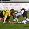 „Wenn du ihn anspielst, ist er schwer zu verteidigen“: Jerome Chikwaira (FSV Rheinfelden, rechts) im Zweikampf mit Andreas Fischbach (SC Wyhl) .