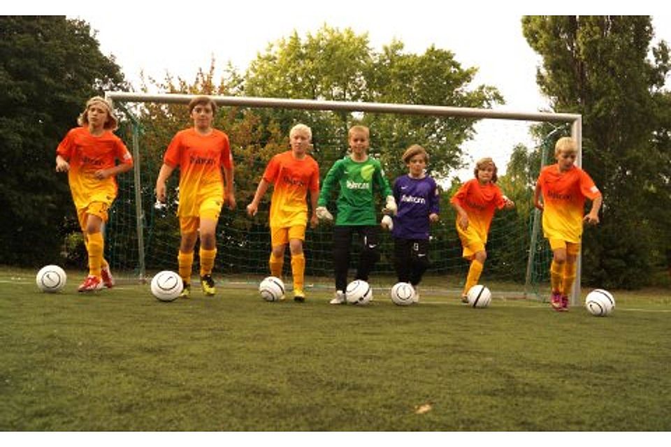 Die kleinen Kicker vom Weißenseer FC sind happy über die neuen Trikots und die neuen Bälle. Foto: Rubert