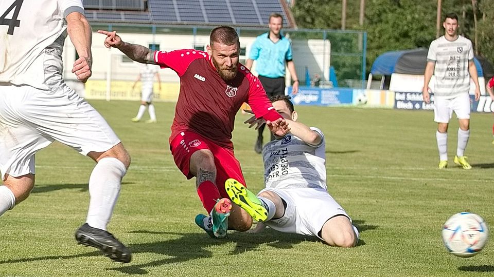 Norbert Nuszpán (in Rot) und der FC Raindorf sind zurück auf Platz 1.