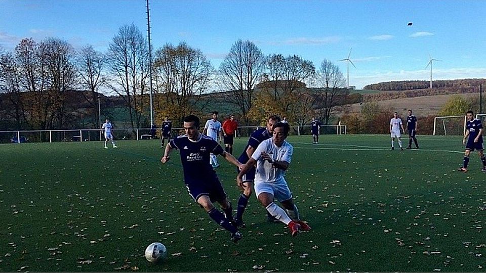 Feiern einen immens wichtigen Heimsieg: Til Kerth (dunkles Trikot, im Vordergrund) und seine SG Hüffelsheim. F: Sentz