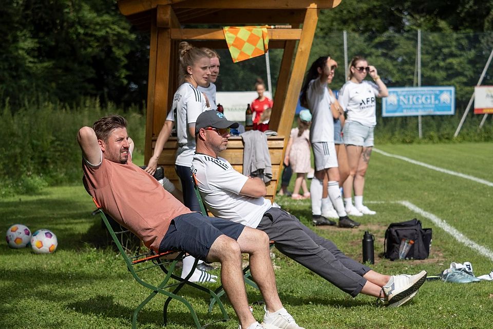 Bequem im Liegestuhl: Ein entspanntes letztes Heimspiel mit Aßlings Fußballfrauen absolvierten TSV-Coach Laszlo Ziegler (li.) und Co-Trainer Mario Brunner. Später auf der Abschlussfeier wurde es sehr emotional.