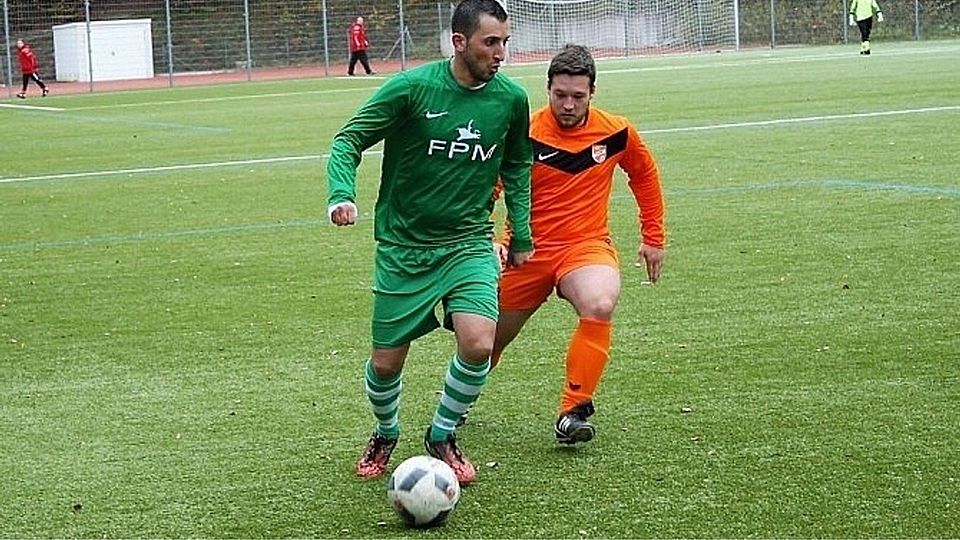 Im letzten Spiel der Hinrunde hat es für die Zweite des FC Lorsbach (li.) endlich mit dem ersten Sieg geklappt. F: Menning