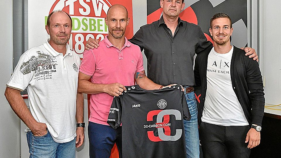 Sven Kresin (zweiter von links) kehrt zum TSV Landsberg zurück. Robert Michel, Patrick Freutsmiedl und Sebastian Gilg von der Abteilungsleitung des TSV präsentierten den Nachfolger von Trainer Hermann Rietzler am Donnerstagabend.