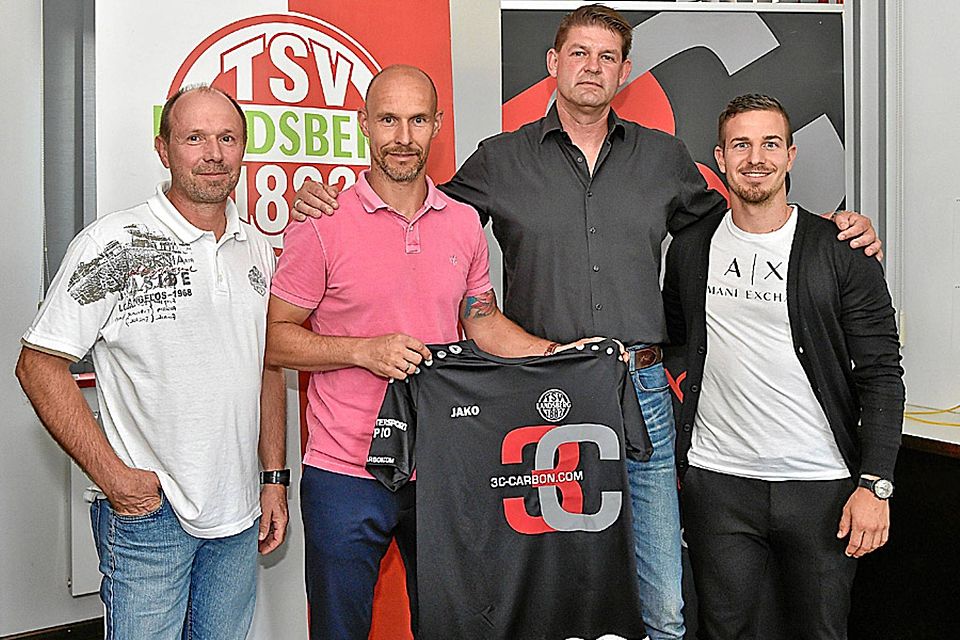 Sven Kresin (zweiter von links) kehrt zum TSV Landsberg zurück. Robert Michel, Patrick Freutsmiedl und Sebastian Gilg von der Abteilungsleitung des TSV präsentierten den Nachfolger von Trainer Hermann Rietzler am Donnerstagabend.