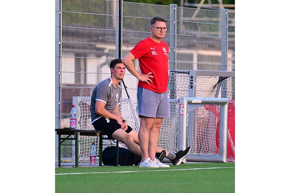 In Friedberg von der Intensität seines Teams enttäuscht: RWW-Coach Artur Lemm (hinten Co-Trainer Bastian Eisert).