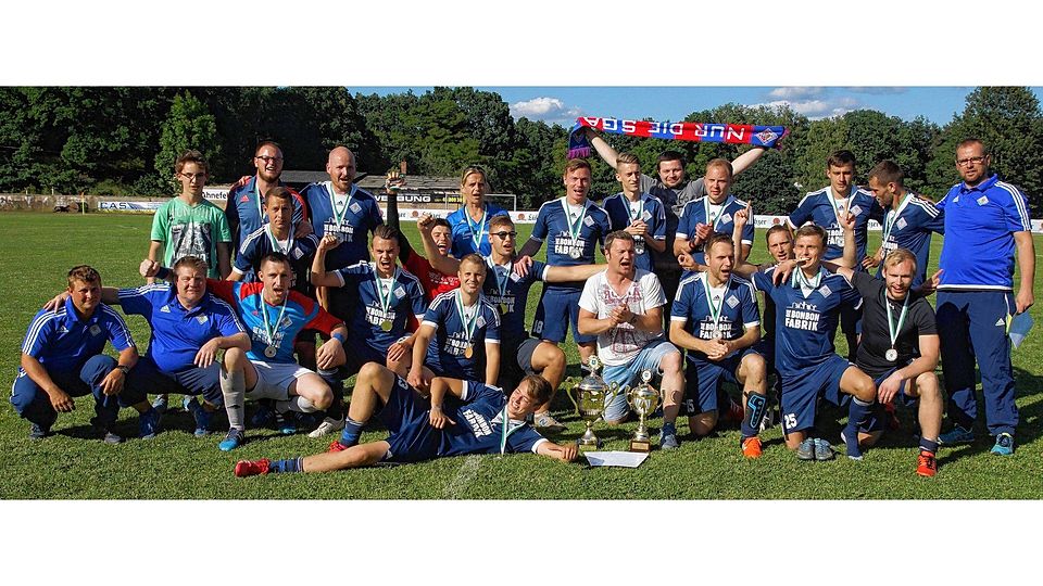 Die zweite Boizenburger Männermannschaft hatte nach dem Pokalsieg gegen den SV Warsow gleich doppelten Grund zum Feiern. Denn neben diesem Titelgewinn ist das Team als Zweiter der Kreisoberliga Aufsteiger in die Landesklasse. Fotos (3): Thomas Zenker