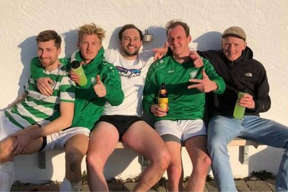 Freuen sich über den Dreier (v.l.): Emmerings Michael Maier, Christian Breu, Christoph Niedermaier, Simon Wimmer und Martin Breu, der mit Bänderverletzung pausierte.