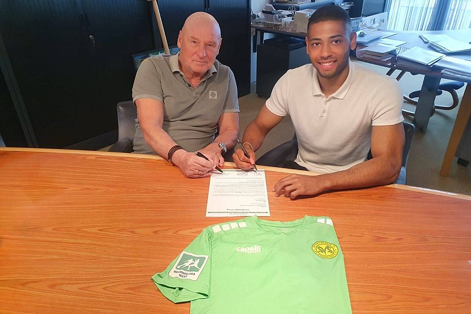 Manuel Kabambi (r.) unterschreibt den Vertrag bei Hermann Tecklenburg (l.). Er will helfen, dass der SV Straelen langfristig in der Regionalliga bleibt. 