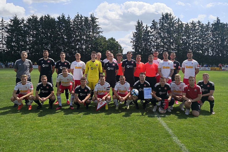 Profis gegen Amateure: Der SSV Jahn Regensburg und der SC Katzdorf (schwarze Trikots) standen sich im Endspiel gegenüber.