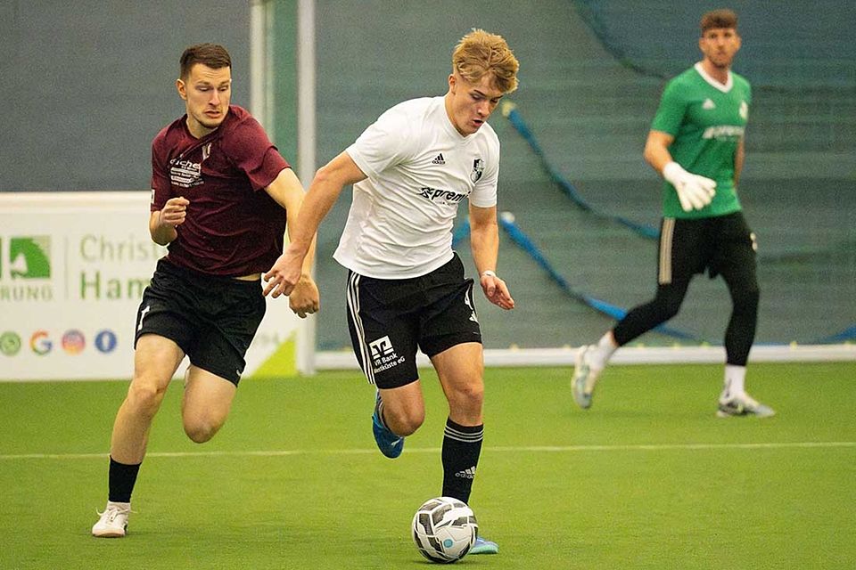 Tarek von Böhlen (re.) unterwegs für den Heider SV beim Nordcup-Hallenmasters am Sonntag. Tarek von Böhlen (re.) unterwegs für den Heider SV beim Nordcup-Hallenmasters am Sonntag.