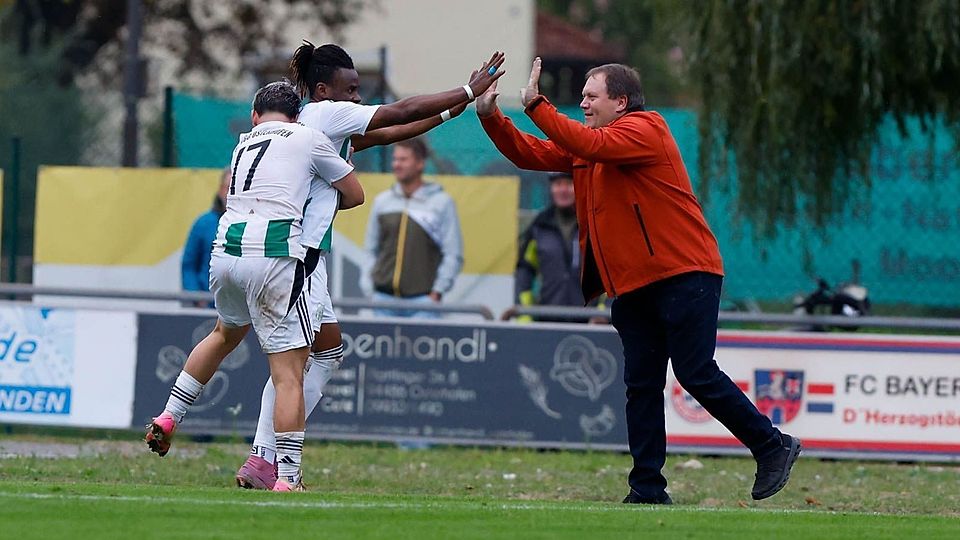 Die SpVgg Osterhofen um Doppelpacker Edrisa Lubega (Mitte) ist der Konkurrenz in der Kreisliga Straubing enteilt.