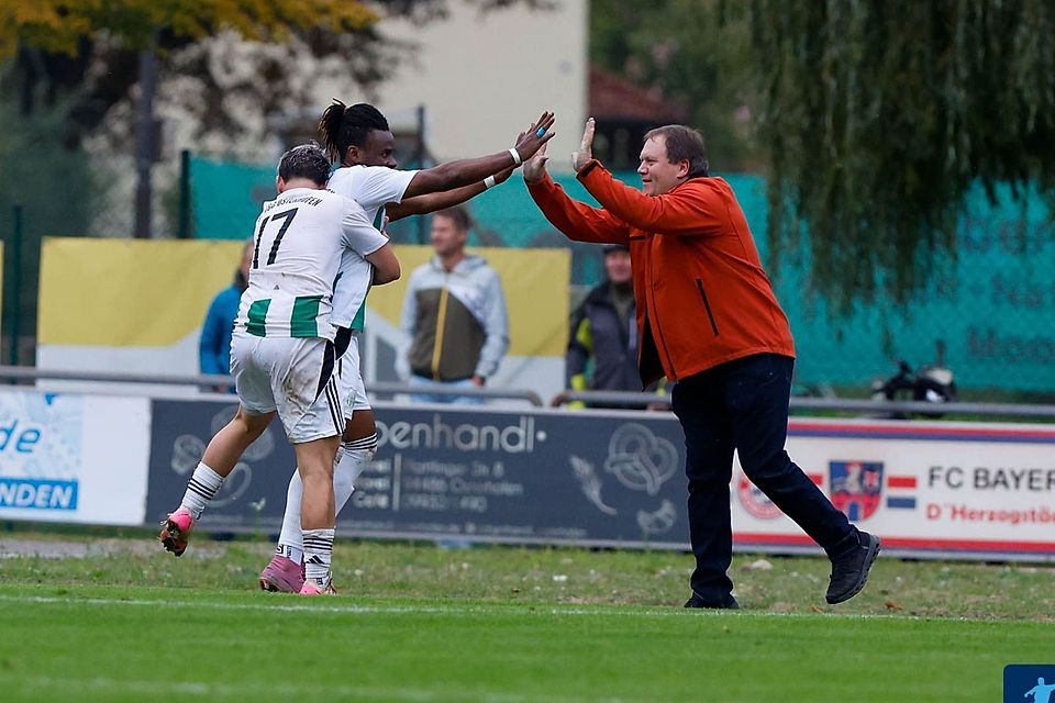 Die SpVgg Osterhofen um Doppelpacker Edrisa Lubega (Mitte) ist der Konkurrenz in der Kreisliga Straubing enteilt.