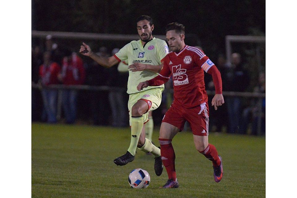 Kapitän Benjamin Kretschmer bleibt gegen José Rodriguez vom FSV Mainz 05 am Ball. Foto: Klein.