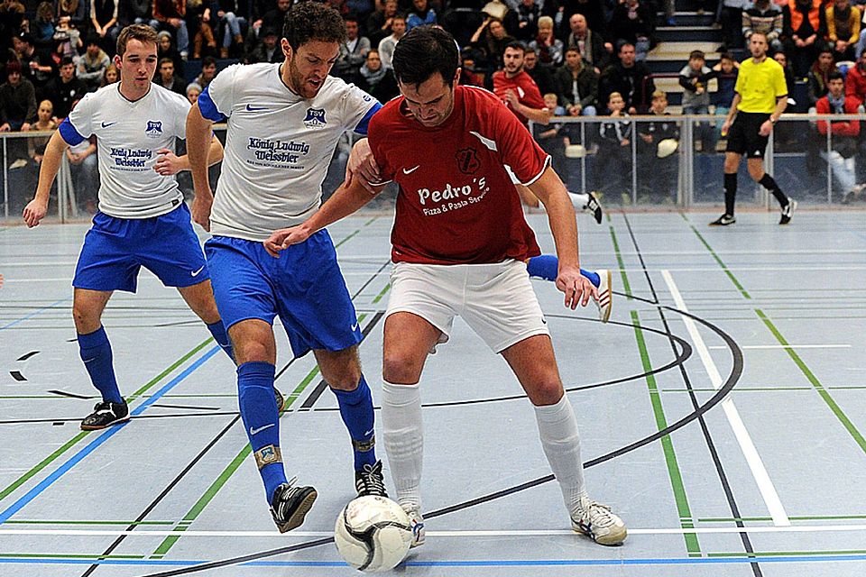 Im vergangenen Jahr gewann der TSV Bobingen (vorne links Roberto di Santo) gegen den VfR Foret die Landkreismeisterschaft im Hallenfußball. Obwohl heuer nach neuen Regeln und neuem Modus gespielt wird, zählt er auch diesmal wieder zu den Sieganwärtern. Archivfoto: Marcus Merk Im vergangenen Jahr gewann der TSV Bobingen (vorne links Roberto di Santo) gegen den VfR Foret die Landkreismeisterschaft im Hallenfußball. Obwohl heuer nach neuen Regeln und neuem Modus gespielt wird, zählt er auch diesmal wieder zu den Sieganwärtern. Archivfoto: Marcus Merk