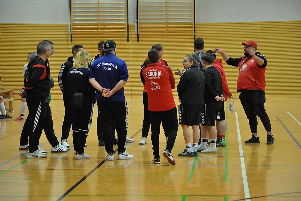 Garry Freiburg (rechts), Trainer der SG Einheit Halle, übernahm im Kreis der Mannschaftsverantwortlichen das Wort.